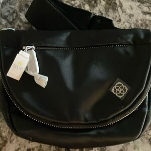 Small Kendra Scott crossbody bag. Black.